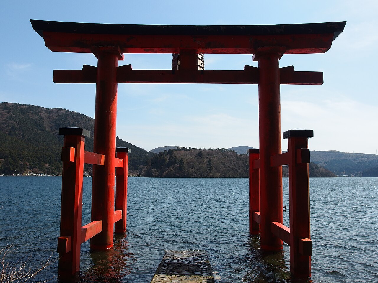 Torii on Lake Ashi @ Hakone Shrine ()
