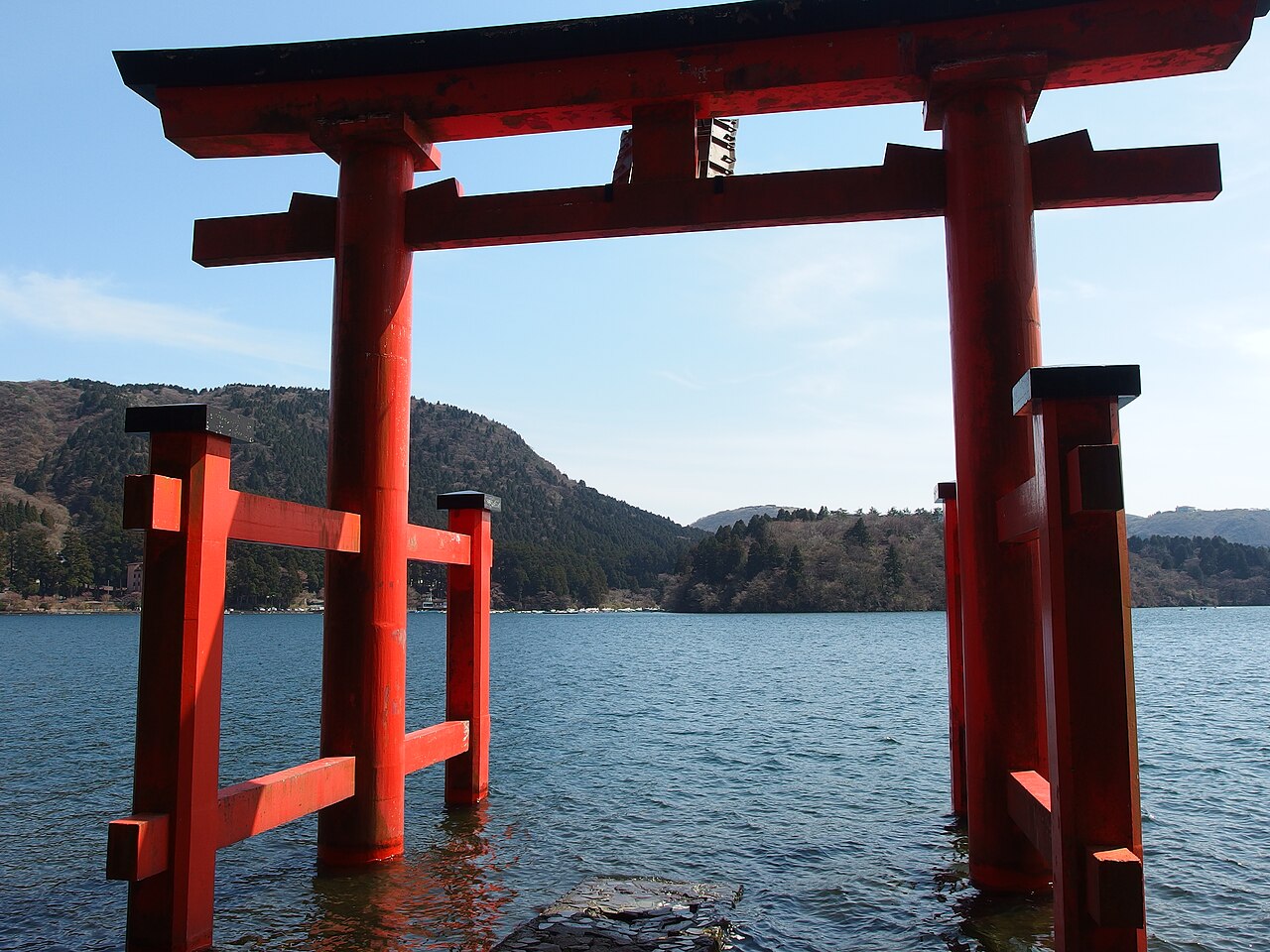 Torii on Lake Ashi @ Hakone Shrine ()