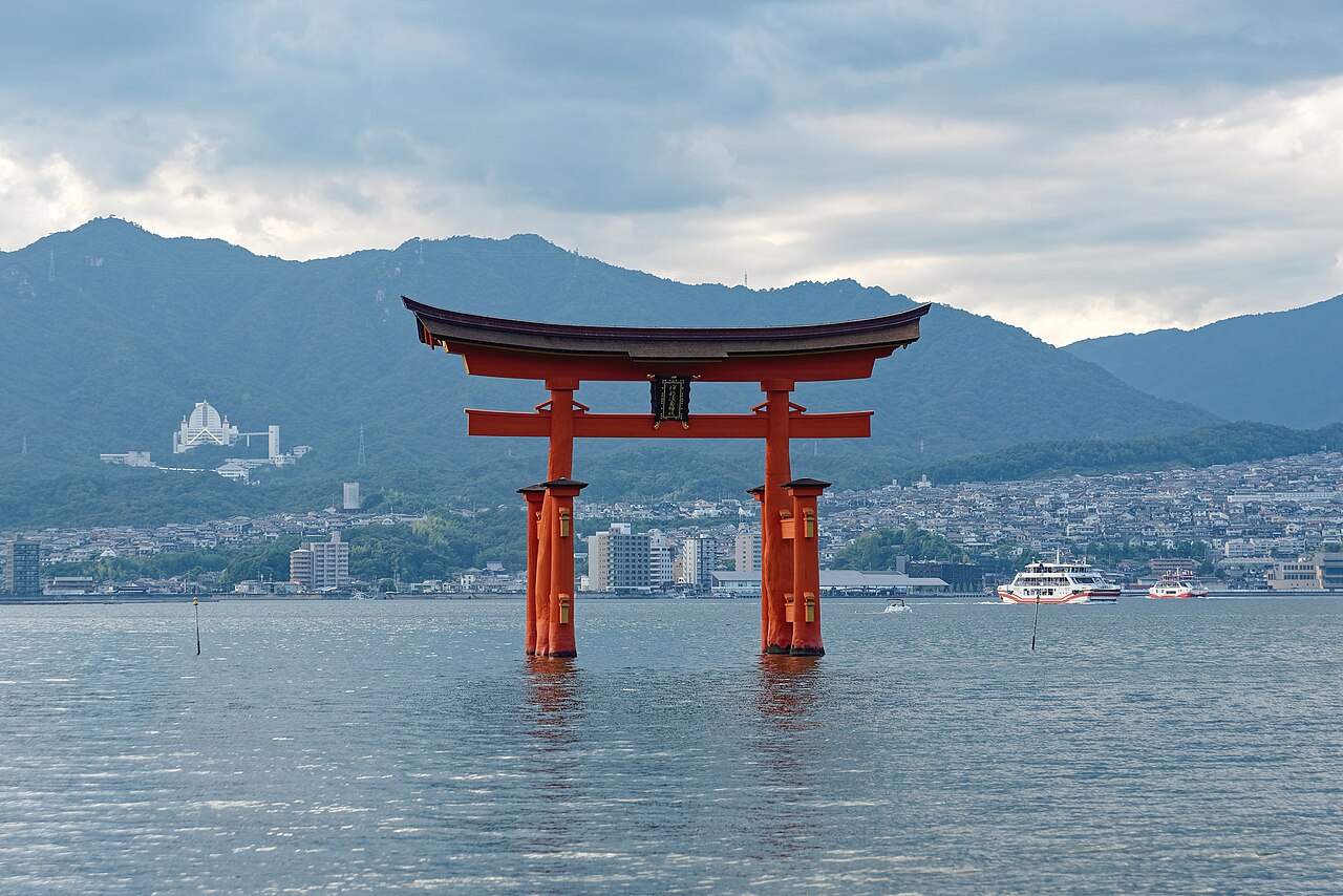 Itsukushima jinja torii, Miyajima, Japan,