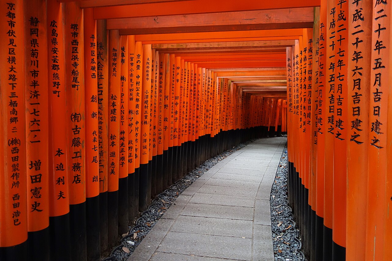 Fushimi Inari Shrine Senbon Torii Luka Peternel