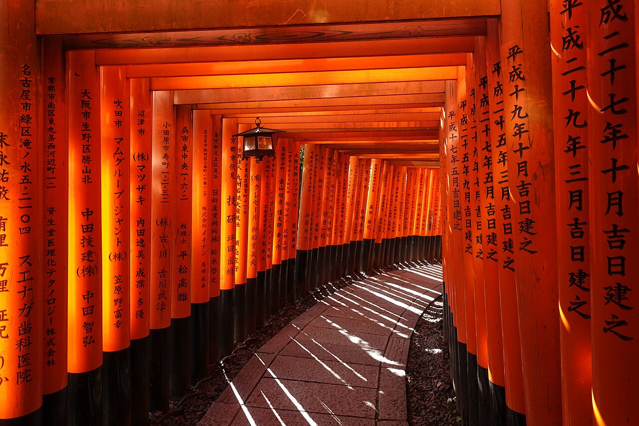 Fushimi Inari Shrine Senbon Torii Luka Peternel