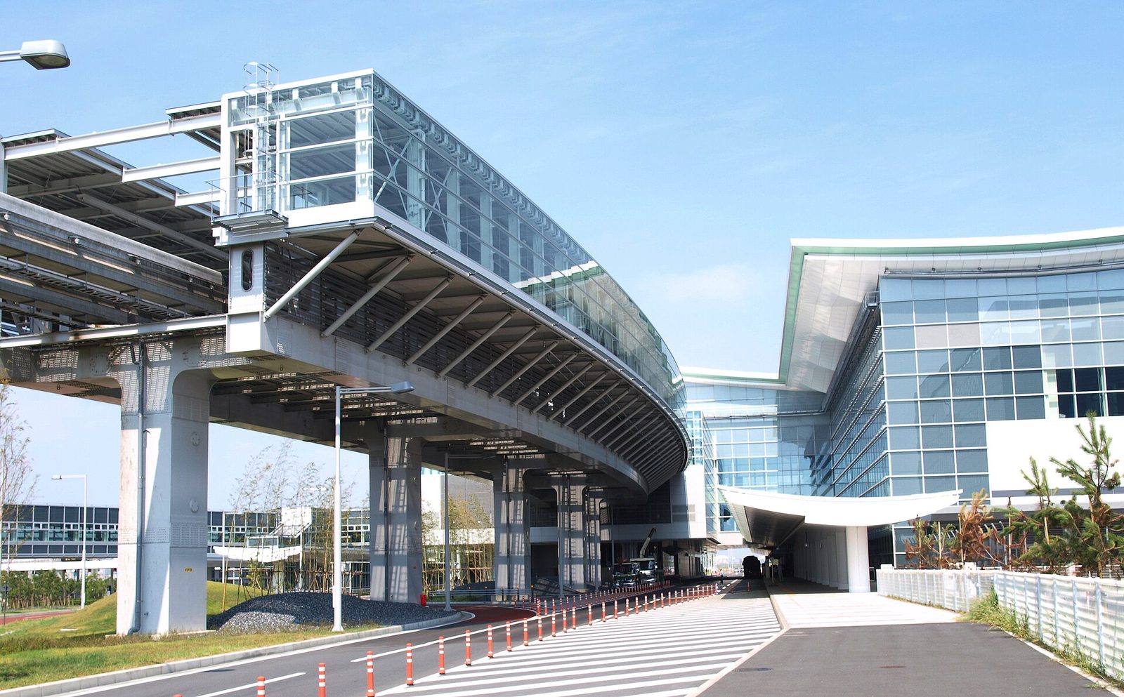 前面に高架の通路がある羽田空港の国際線ターミナル