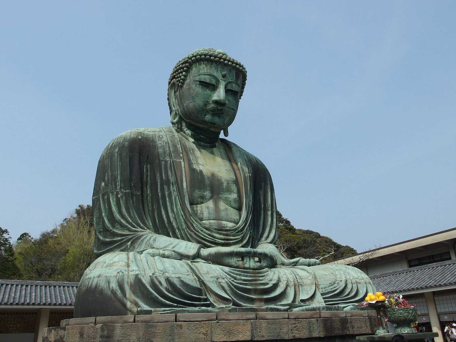 青空を背に座る鎌倉高徳院の大仏