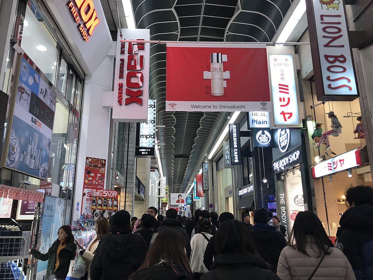 ถนนช้อปปิ้งชินไซบาชิที่มีหลังคาคลุมและคนเดินแน่นสองข้างทาง